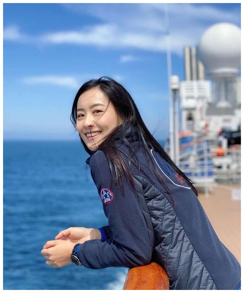 37岁陈法拉晒美照,穿蓝色外套无惧素颜,幸福感全写在脸上_穿着_红色