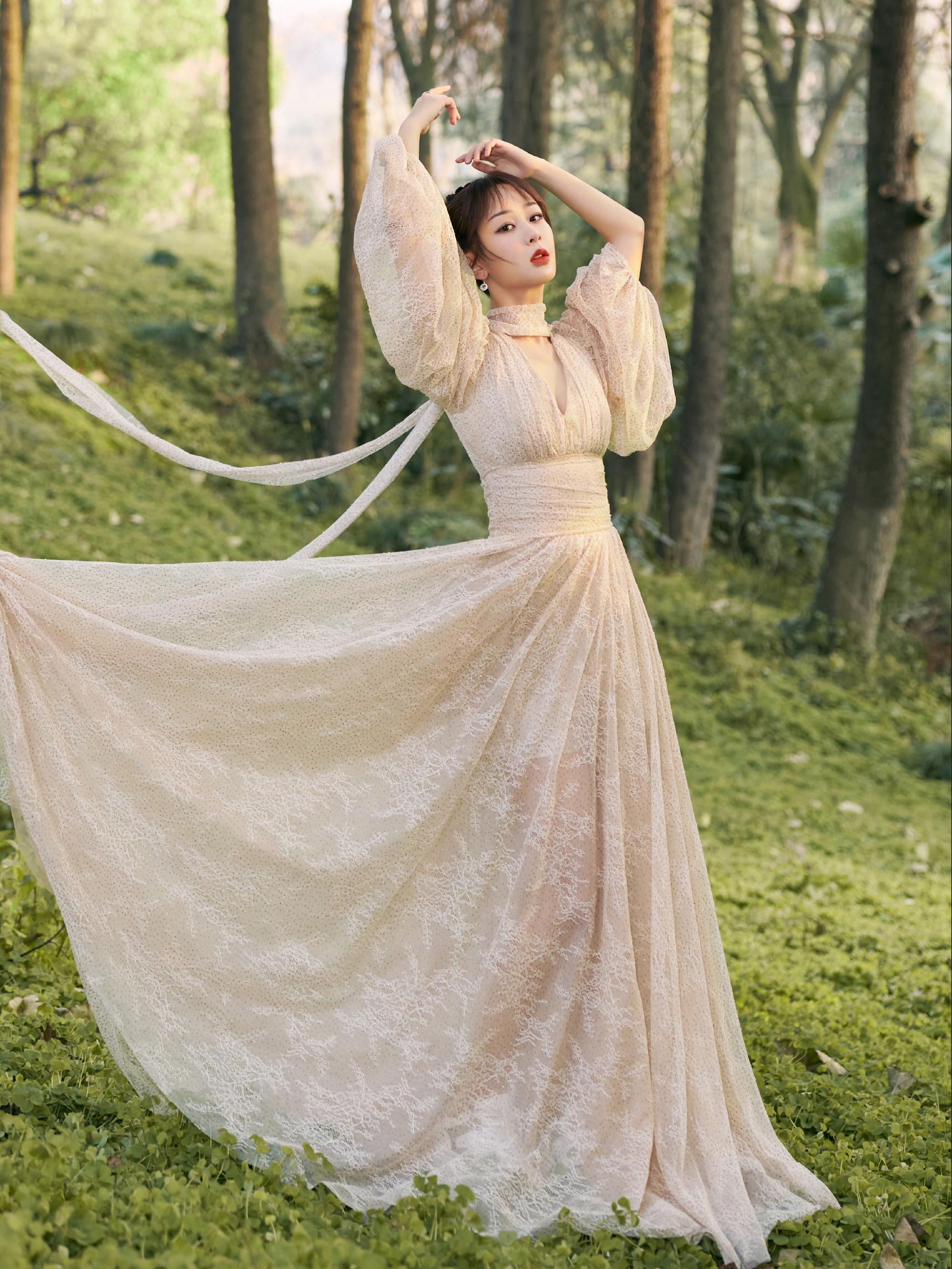 原创杨紫瘦了好多粉色花瓣边曳地长裙好仙天鹅颈愈发出众