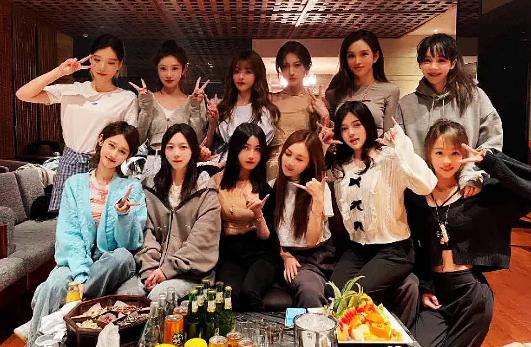 现在还有众多美女相伴,王思聪身着粉色上衣乐开了花,和一众美女合影