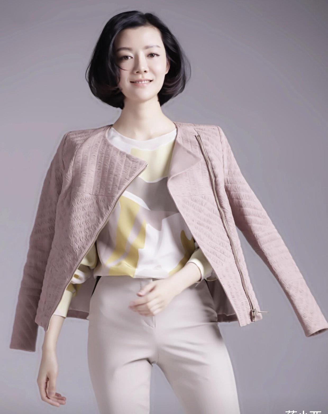 车晓的身材和气质都太出众,穿格纹西装配牛仔裤,气场媲美超模_外套