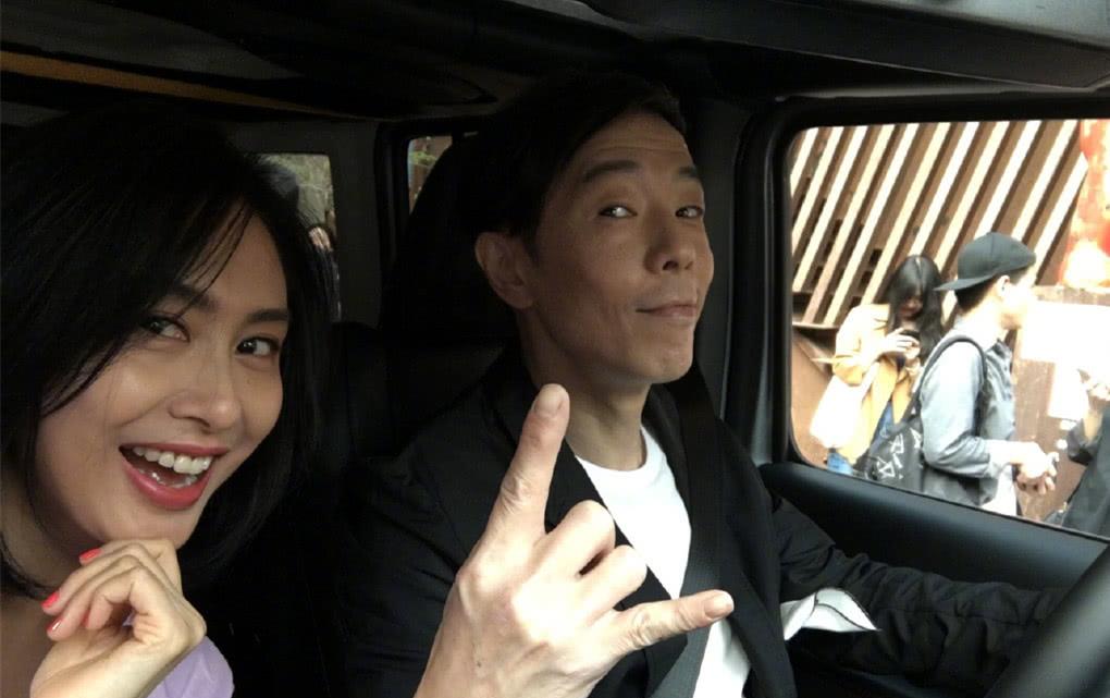 朱茵和丈夫手牵手去购物,黄贯中紧跟妻子在一起,超级秀恩爱_衣服_女儿