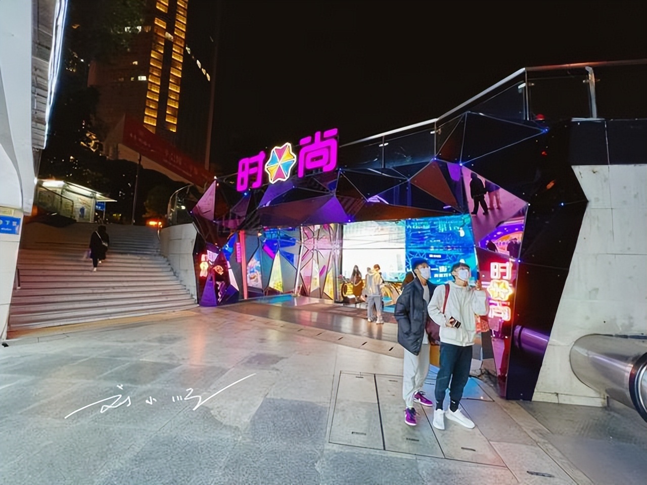 实拍广州时尚天河:位置优越的地下商场,人气可谓经久不衰