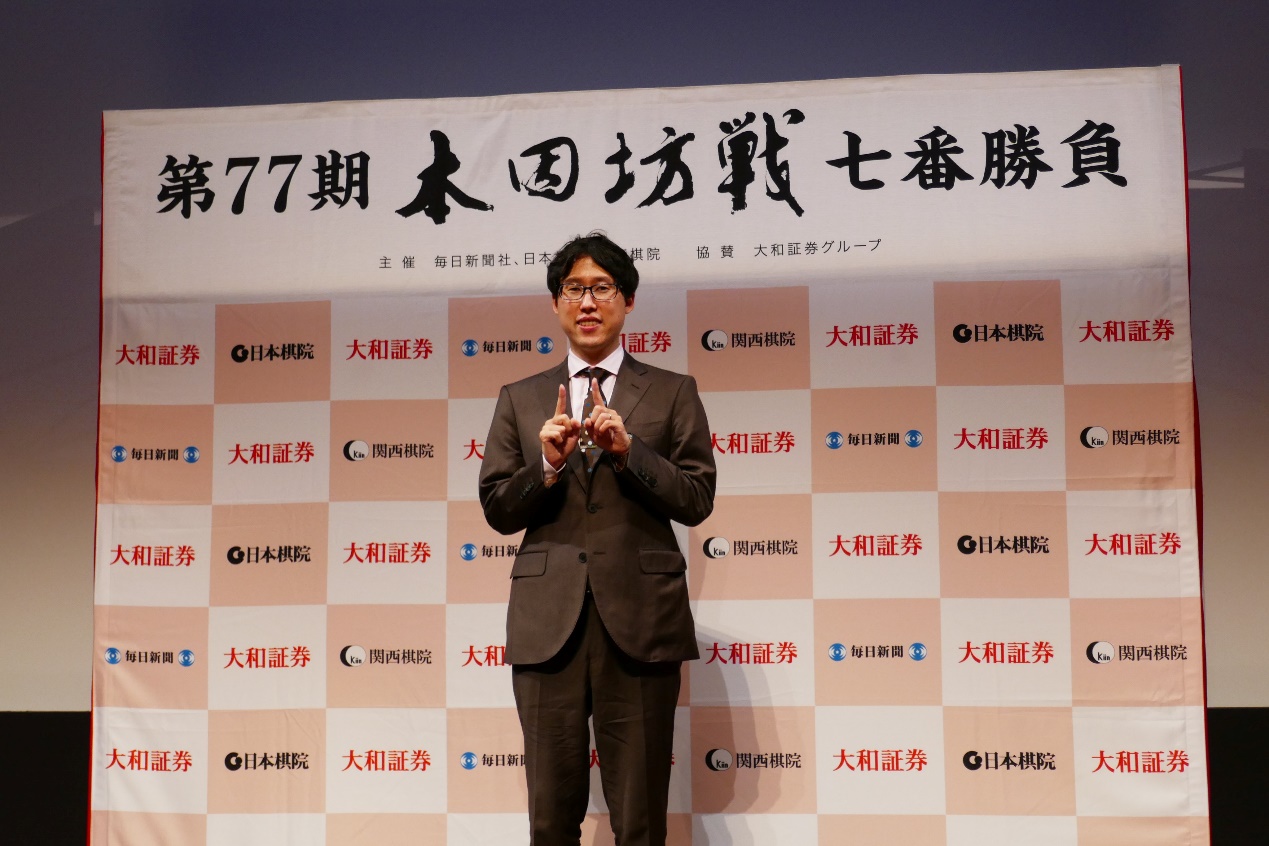 本因坊十一连霸赵治勋目睹井山裕太打破自身纪录秀策棋诗同时展览