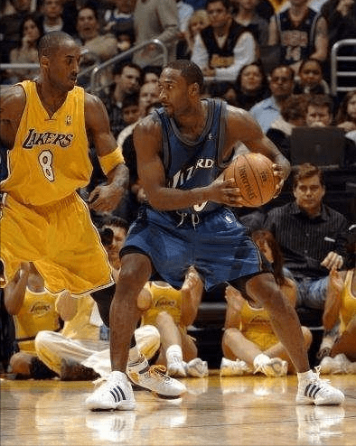 当年阿里纳斯在科比头上狂砍60分那场比赛科比表现怎样是否被大将军完