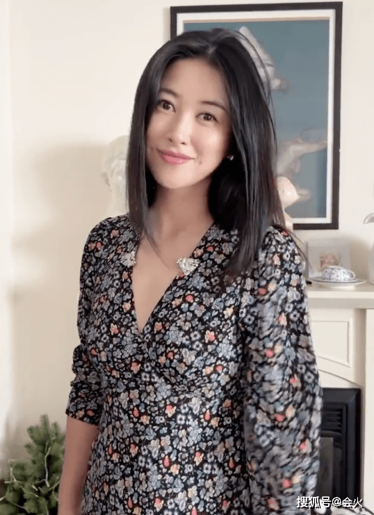 朱珠私下打扮显贵气!深v修身裙韵味十足