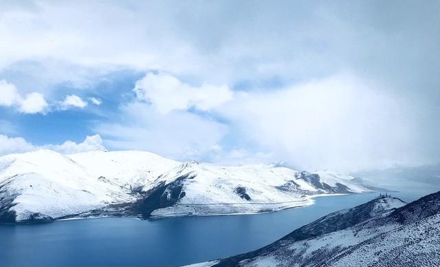 原创             初见羊湖，它的艳丽让人不敢相信，不禁感叹，此景只因天上有