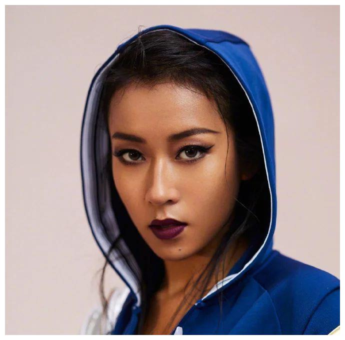 原创吉克隽逸真的是一路黑到底涂个口红都是暗黑系吊裙也是狂野黑