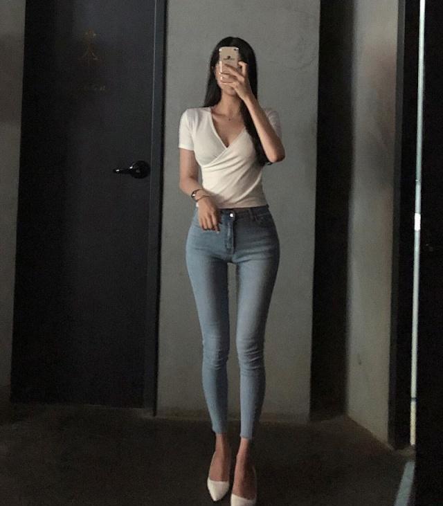 牛仔裤女神风范尽显,呈现的腿部线条,展现女人的气质_时尚_裤子_身材