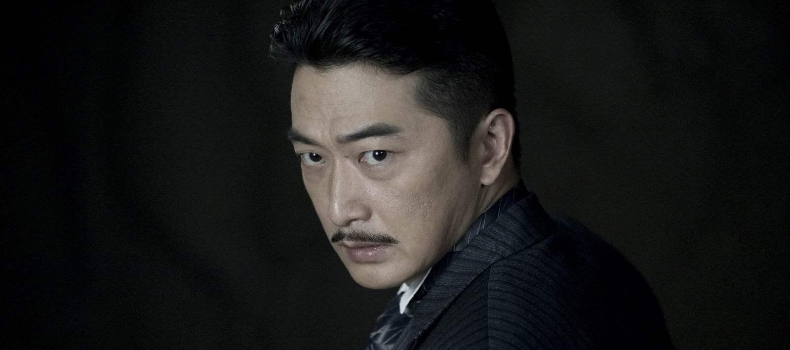 52岁邵峰遛弯脸通红,被曝别墅地段高房价,妻子抗病21年倾家荡产_舞台