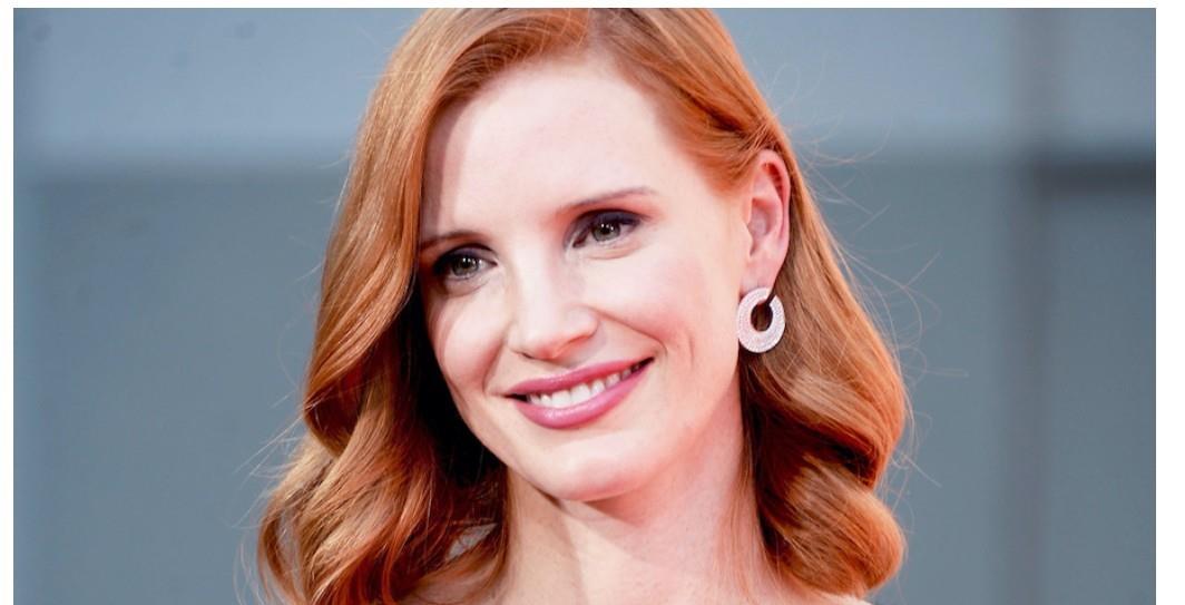 这位美丽的好莱坞女演员兼制片人实际上是天生的红发