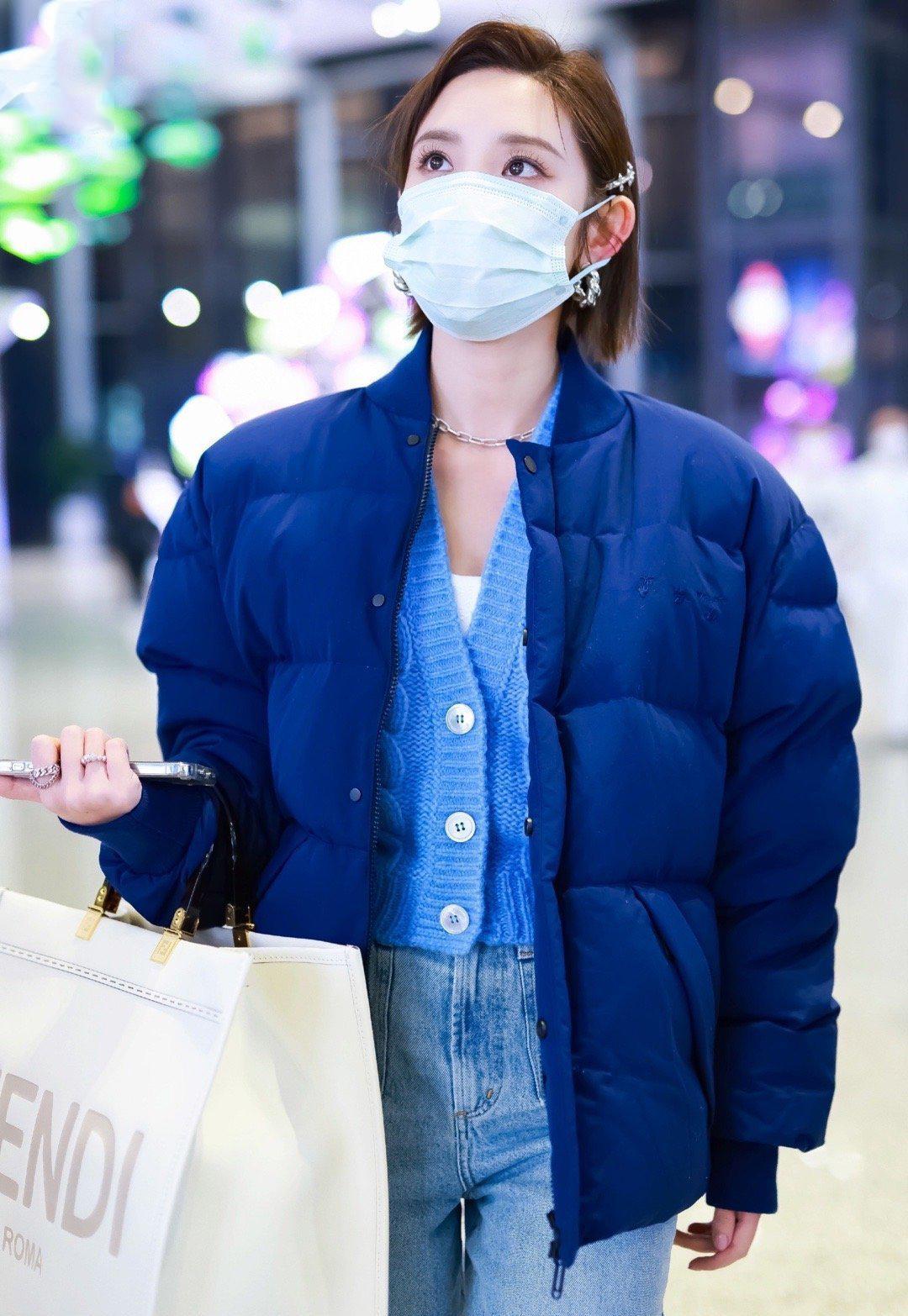 原创又美又飒小婕唐艺昕高调现身机场穿羽绒服还能大炫天鹅颈