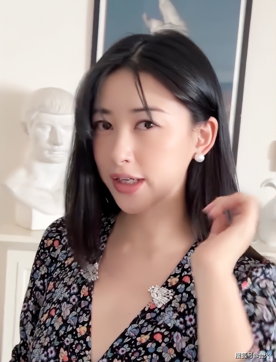 朱珠私下打扮显贵气!深v修身裙韵味十足