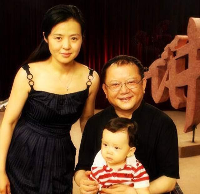 王刚与成方圆离婚21年一个娶娇妻老年得子一个一把二胡解忧愁