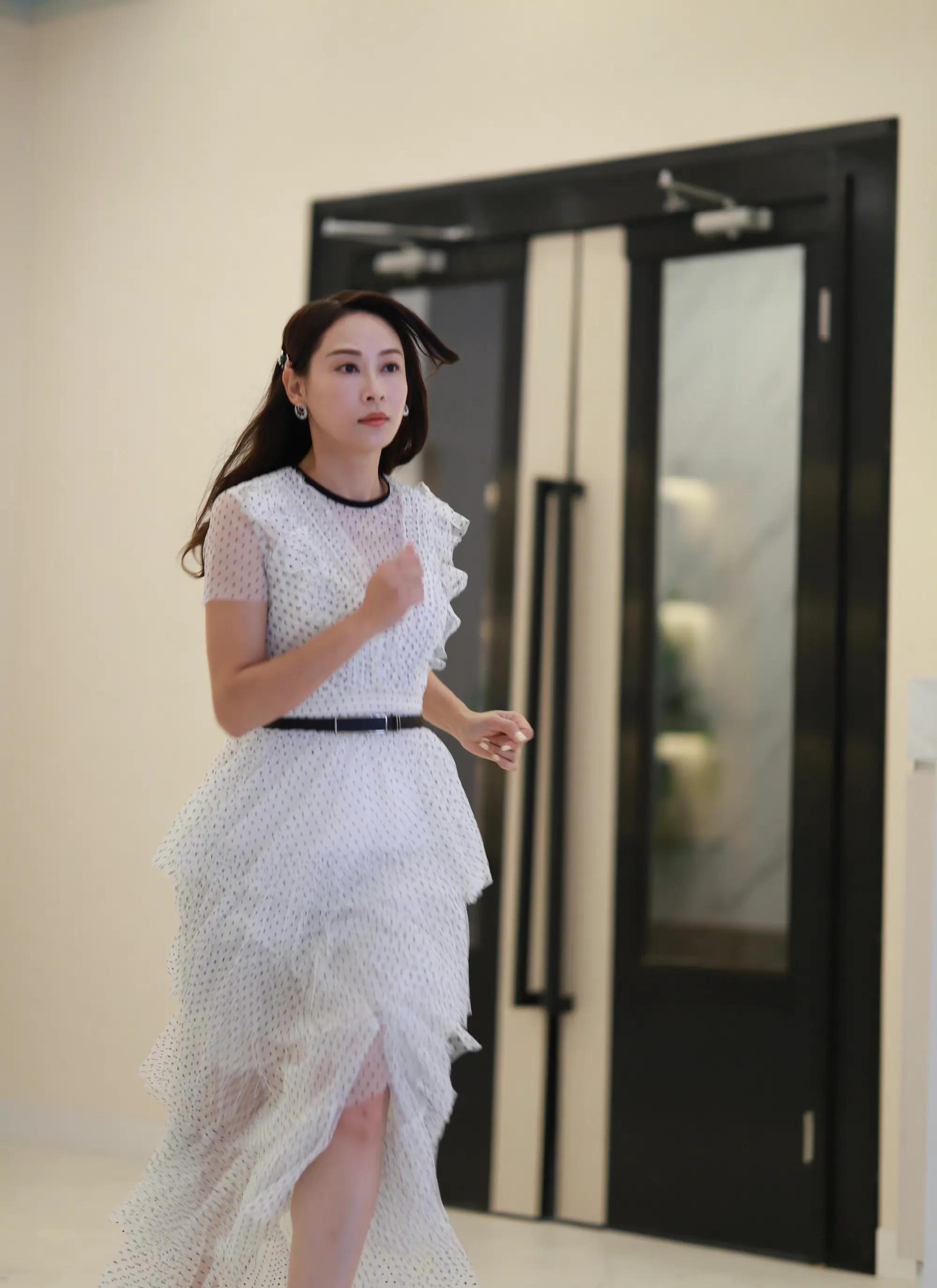 杨卓娜2009年与"策划灯箱大王"杨志翘结婚,同年诞下女儿杨舒然(豹豹)