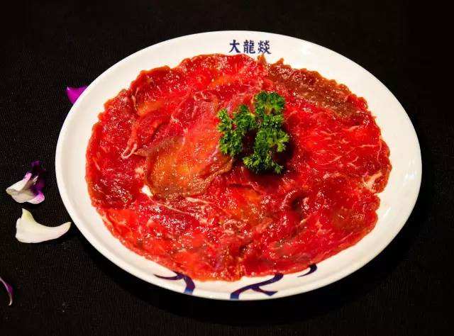 由于国内外诸多各界明星到成都都会来大龙燚火锅一探究竟,大龙燚火锅