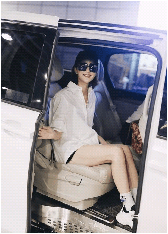 张歆艺浪姐上班生图封神辣妈长腿惊人真是红气养人