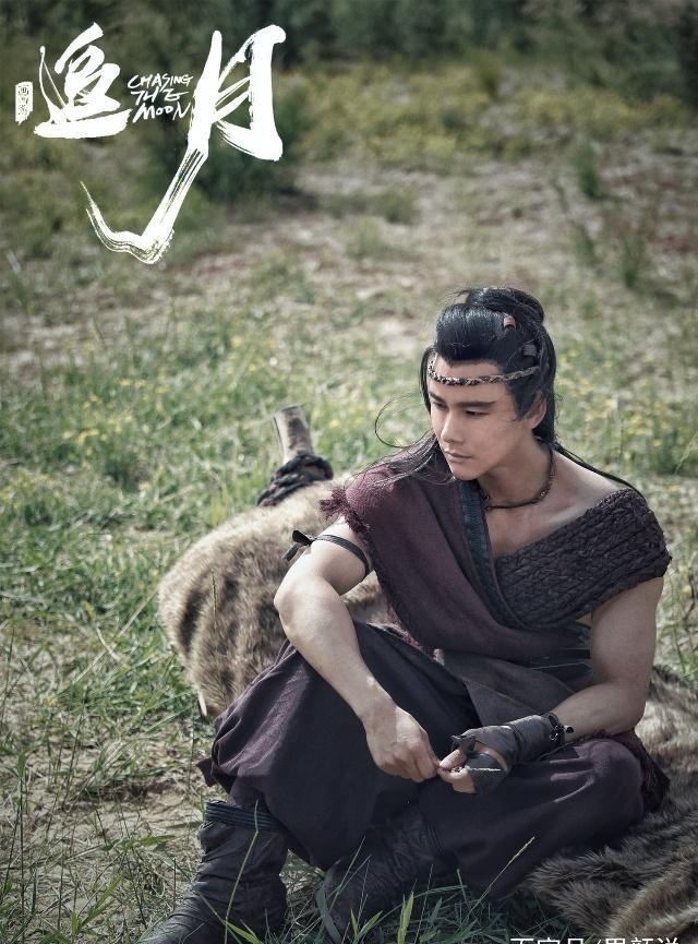 这得益于他练就了一身好身材,妥妥的肌肉男,大块头哥哥一枚,而且流线