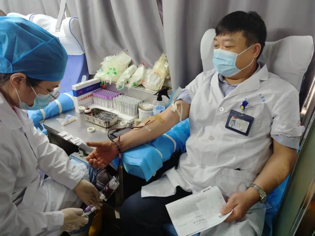 李吉昌,今年退休,他已经记不清自己献过多少次血了.