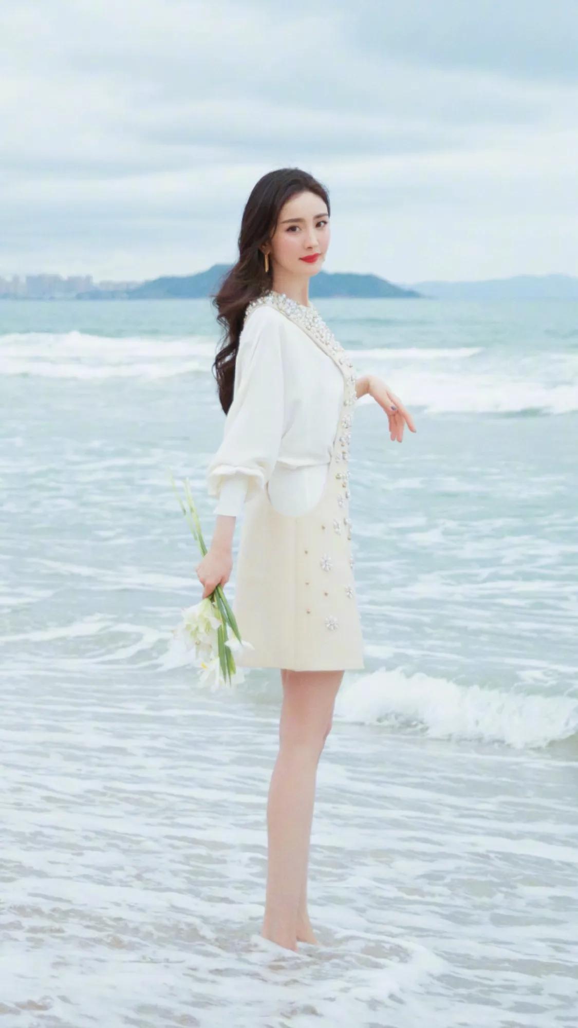 优雅杨幂海边踏浪感受浪漫情怀