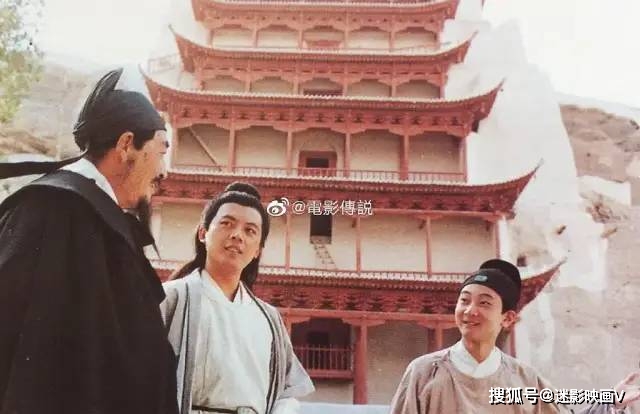 年轻的画师桑子明(王霄 饰)因画功出色,被朝廷委派