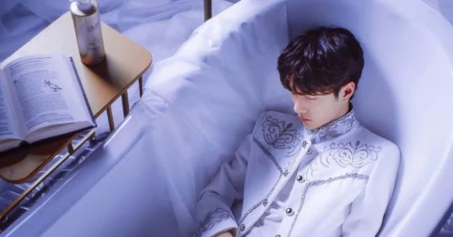 照片中,王一博趴在浴缸里面的照片看上去每一张都是非常的帅气,粉丝们