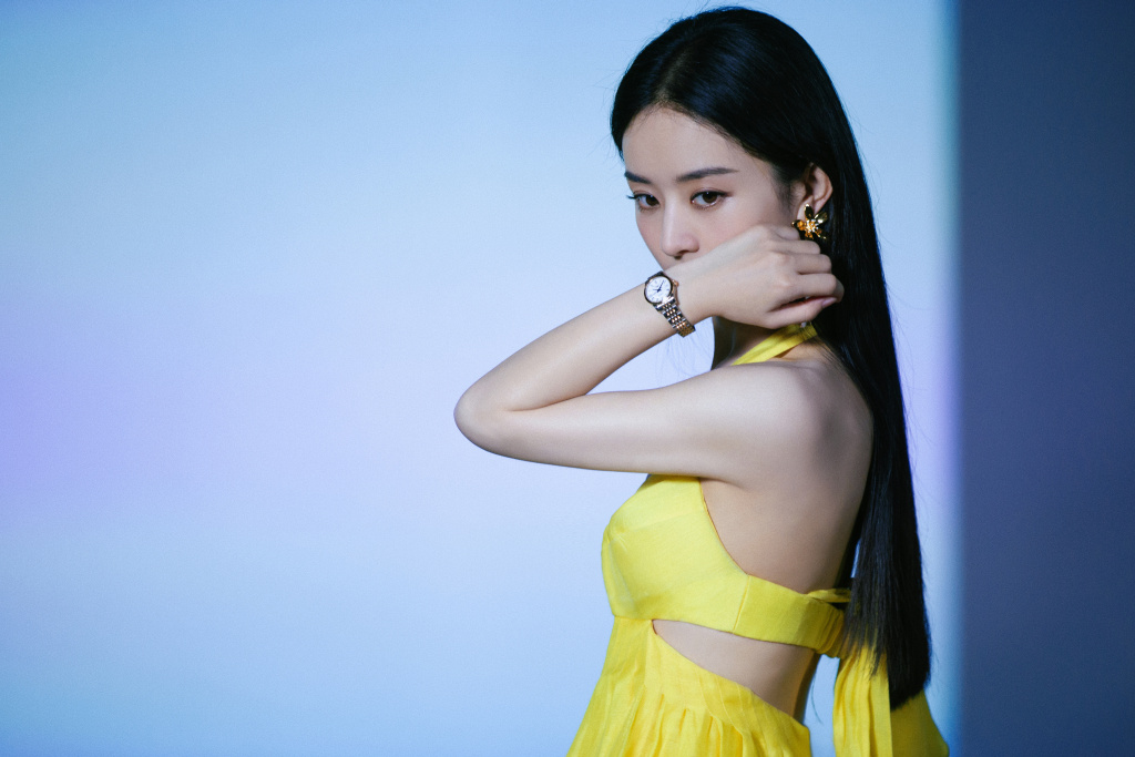 原创赵丽颖最新大片出炉时尚知性谈和冯绍峰三亚度假自称被美食治愈