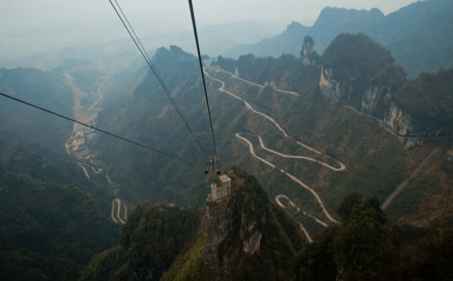 世界最长的高山客运索道：从闹市到山顶，能见证绝美“公路奇观”