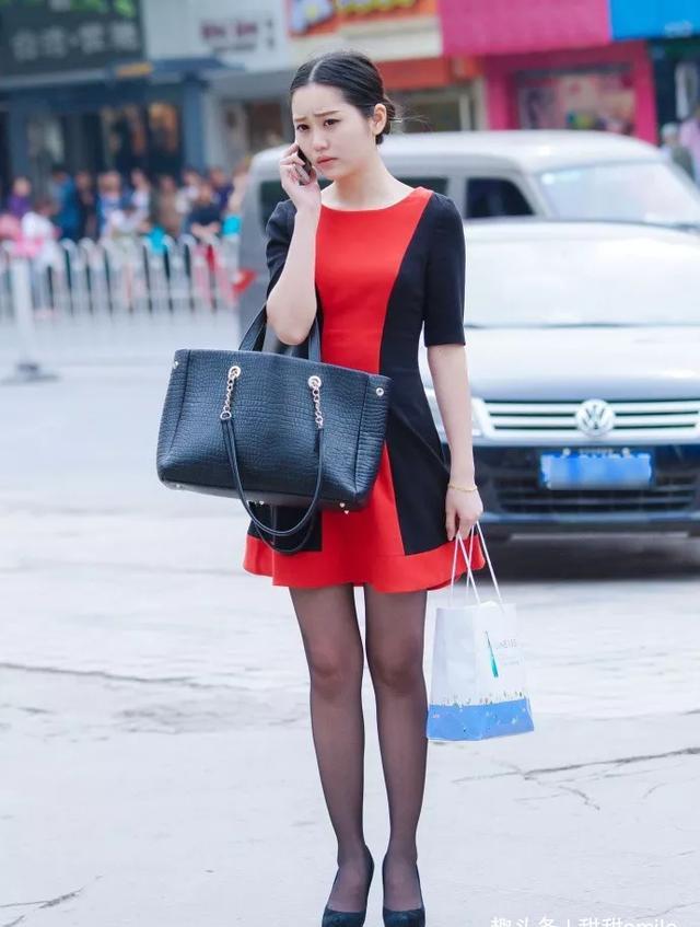 原创美女穿着一双尖头的高跟鞋凸显出她身上优雅的女人味