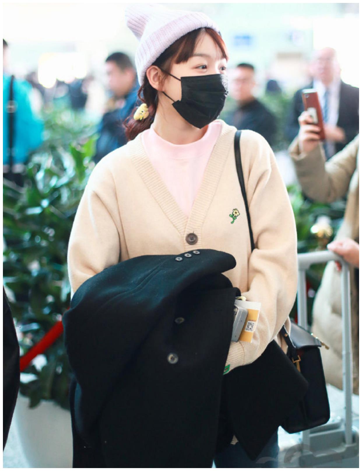 徐梦洁现身机场,浅色上装太软萌,网友:像个糯团子!_粉红色_其他_装饰