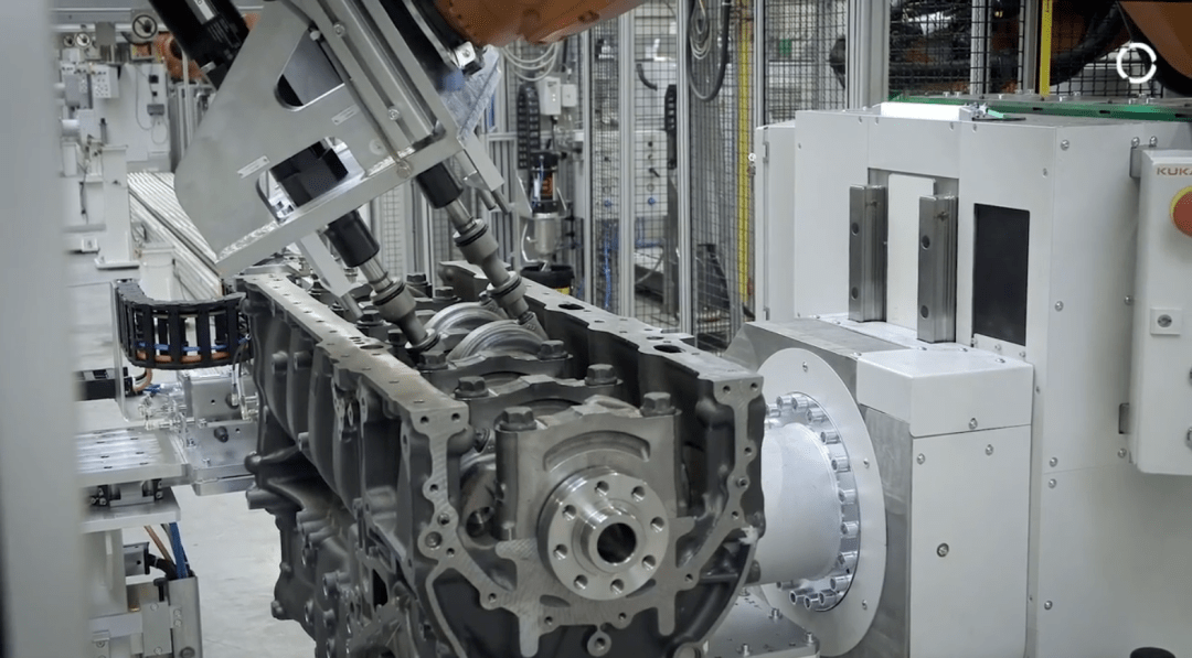 每 110 秒就有一台,未来卡车短发动机装配生产线