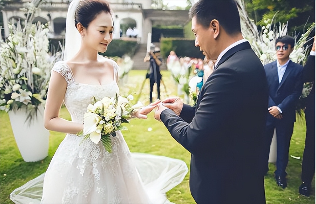 李小冉被靳东多次亲密抱起笑容灿烂甜到爆男方表情显费力