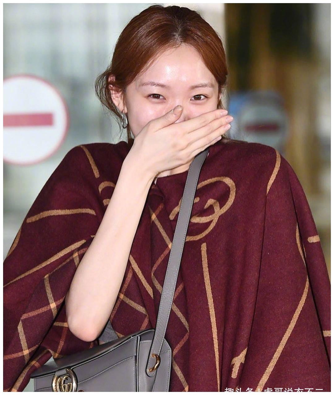 李圣经素颜披床单走机场造型超大胆不过看起来却很高级