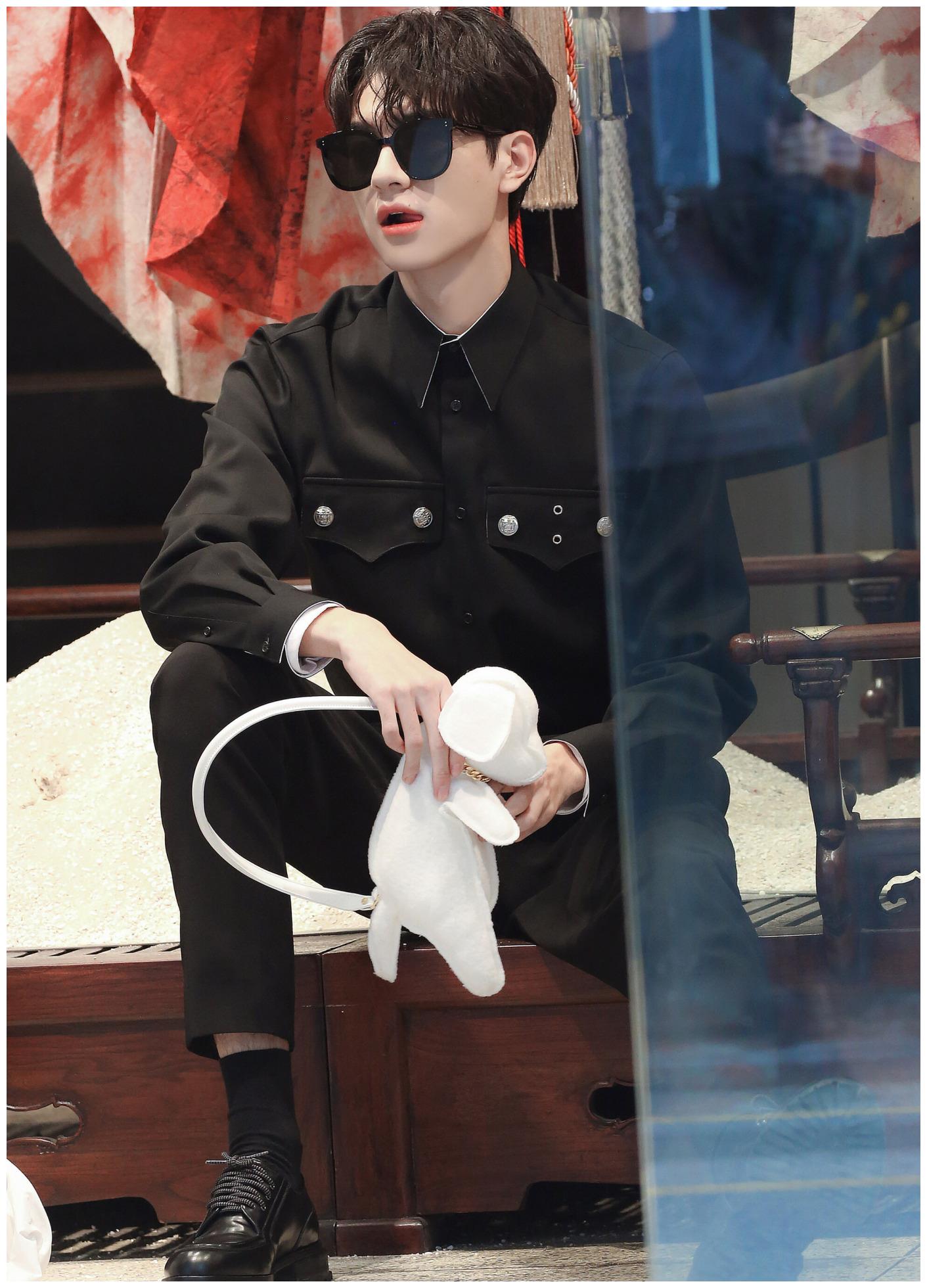 187cm林一走机场,红黑简约造型帅气十足,原来是个雪肌少年!