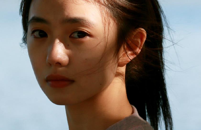 除了《一秒钟》,刘浩存还和另一位出生在千玺年的演员易烊千玺主演了