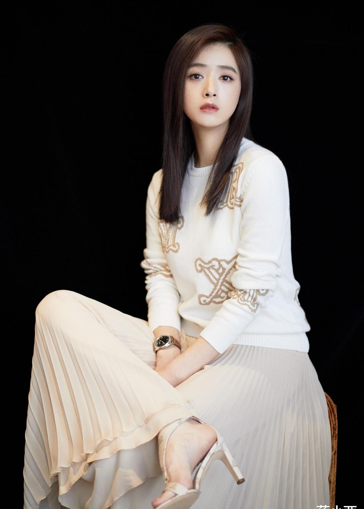 原创蒋欣还是长发更美微胖身材穿黑色连衣裙真高级原装身材才迷人