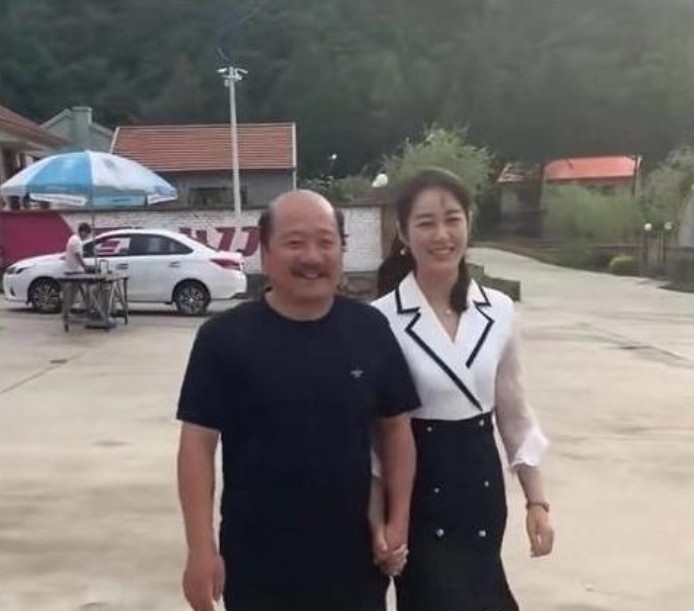 在去年乡村爱情的拍摄现场,拍到了老公公谢广坤牵着儿媳妇王小蒙的手