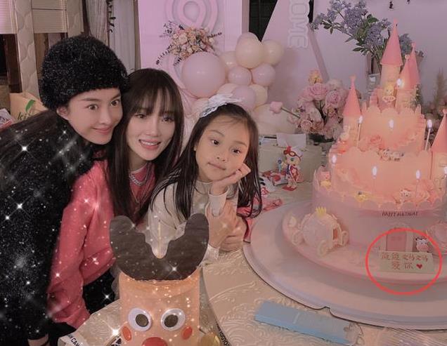 原创李小璐给甜馨改名李奕涵最新演出画面曝光大名仍叫贾云馨