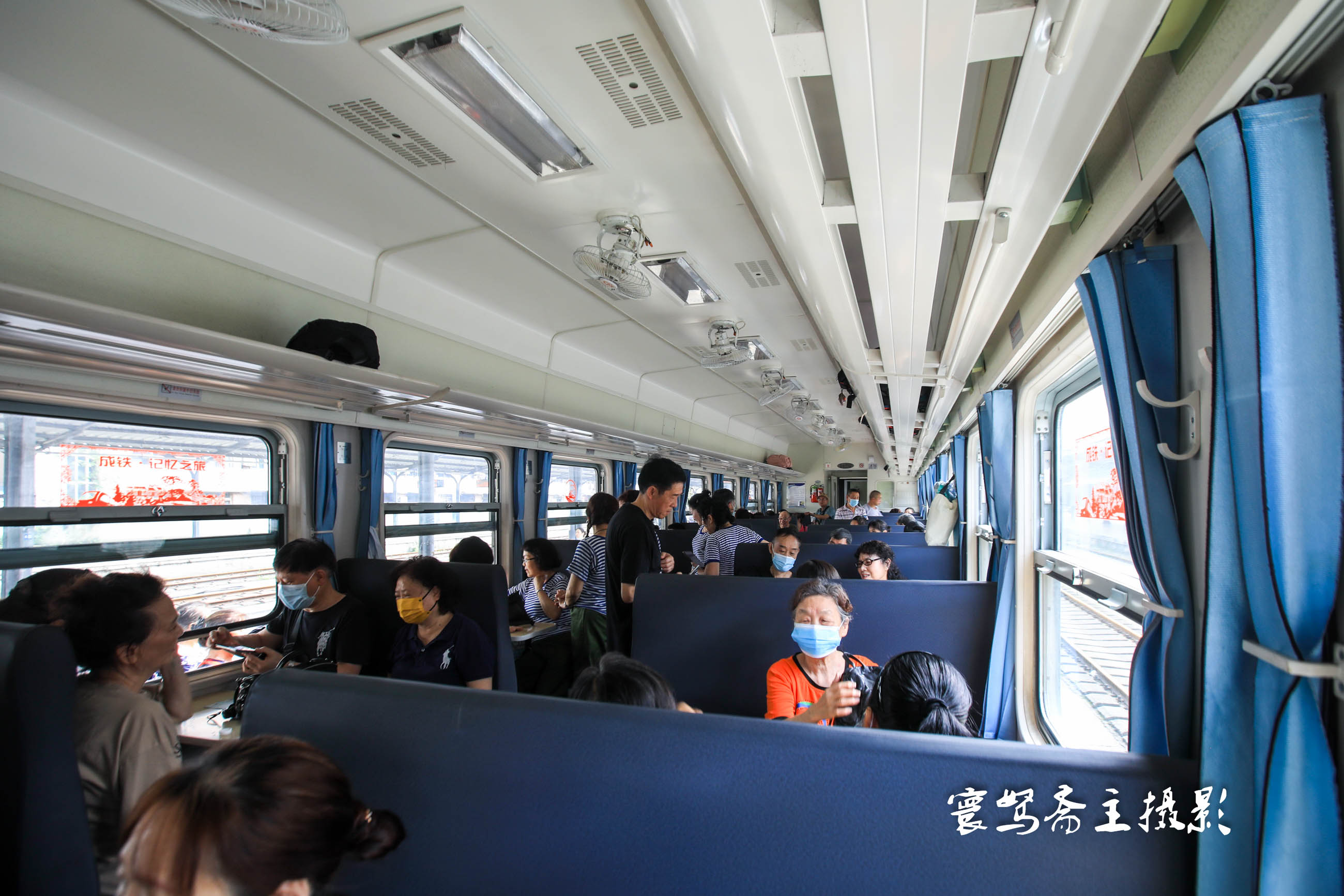 绿皮火车即将告别重庆火车站,来菜园坝坐火车的人一下子多了起来