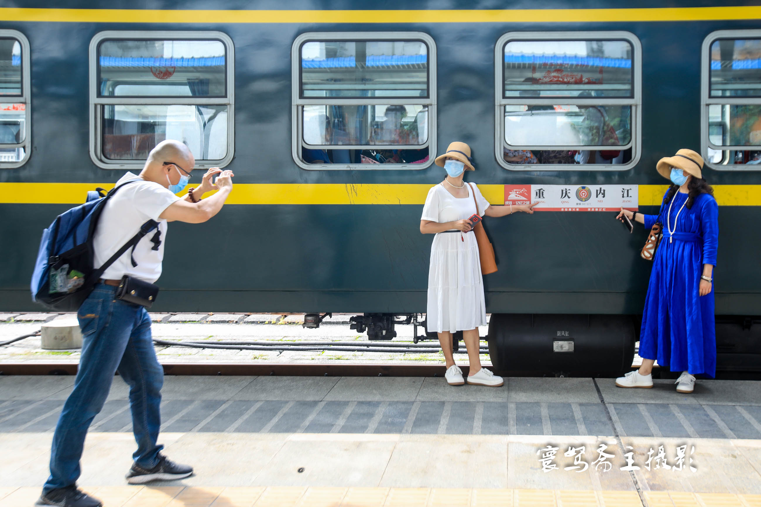 綠皮火車即將告別重慶火車站來菜園壩坐火車的人一下子多了起來