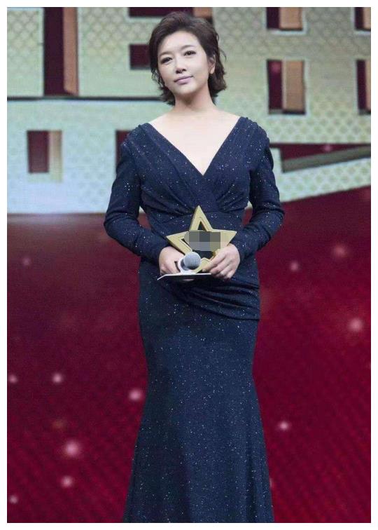 江珊终于高调一回一袭真空礼服slay全场51岁韵味十足让人叹服