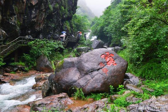 在山脊間,險峻神化,行走其間,就像穿梭在飛天之上與雲霧共舞,豪情頓生