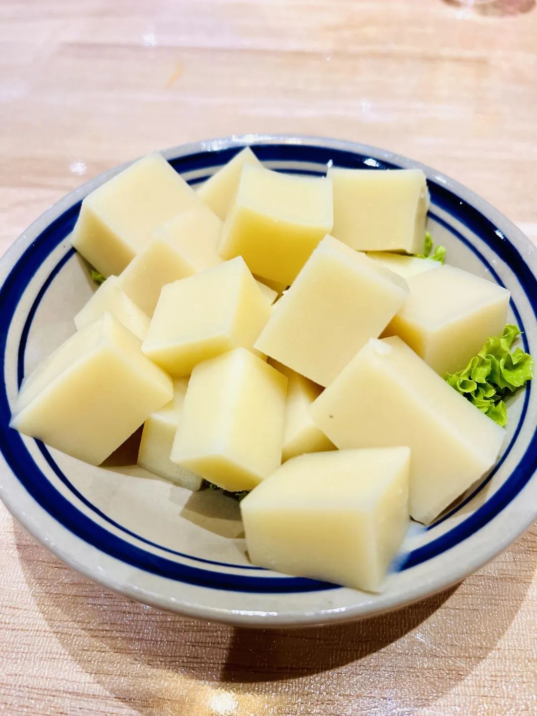 吃在大连米豆腐猪肉丸酸汤锅不一样的特色搭配不一样的蘸料