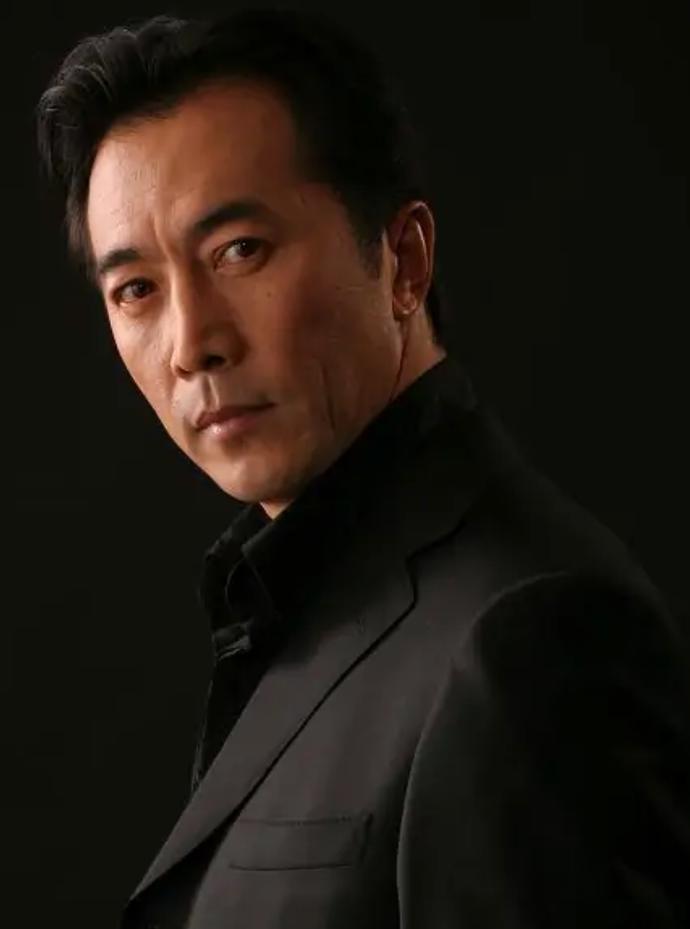 60岁戏骨郑晓宁下厨做饭身后满柜子酒好抢镜胡茬遍嘴角太沧桑