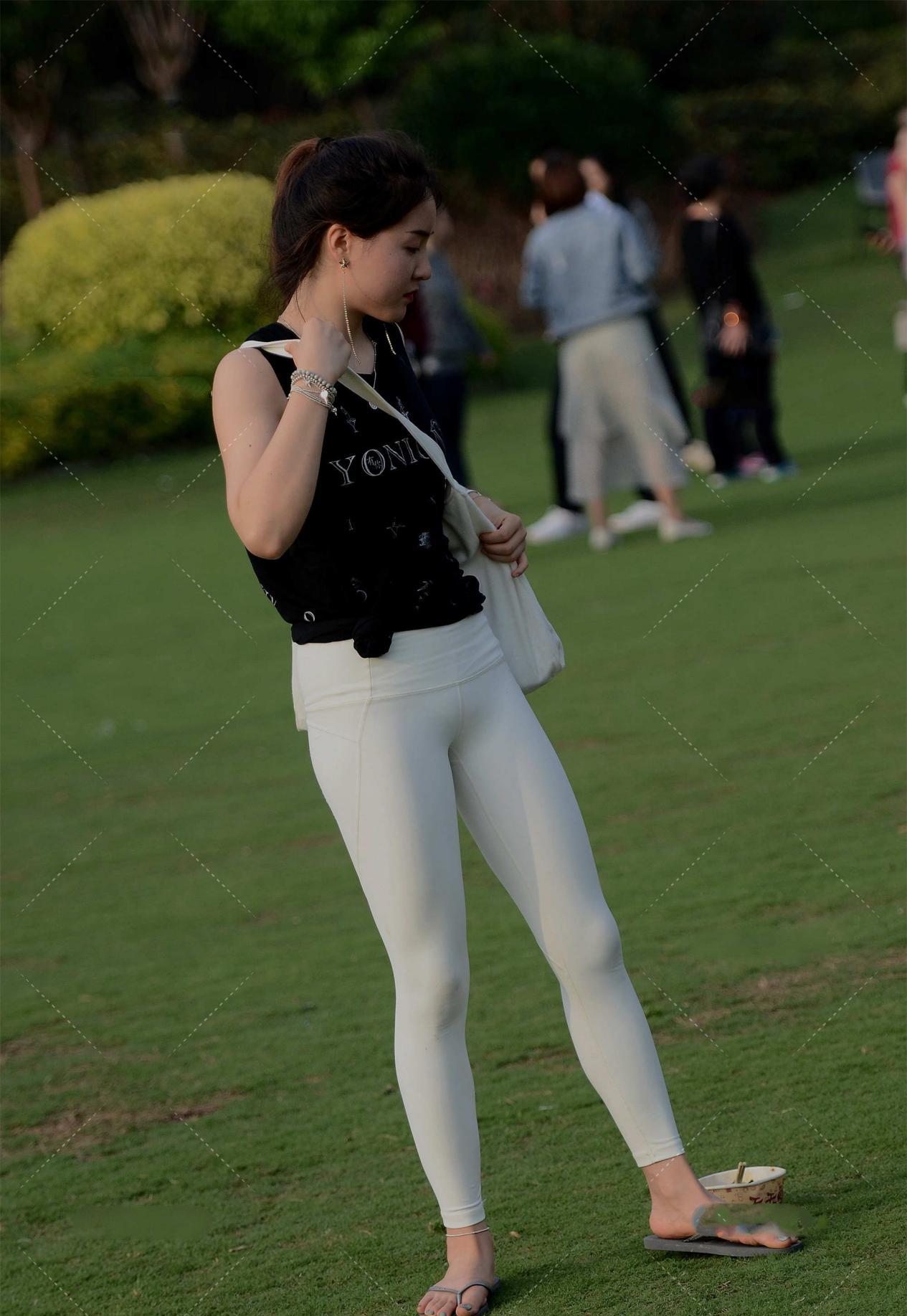 原创黑色无袖上衣清凉舒适搭配白色健美裤运动十足