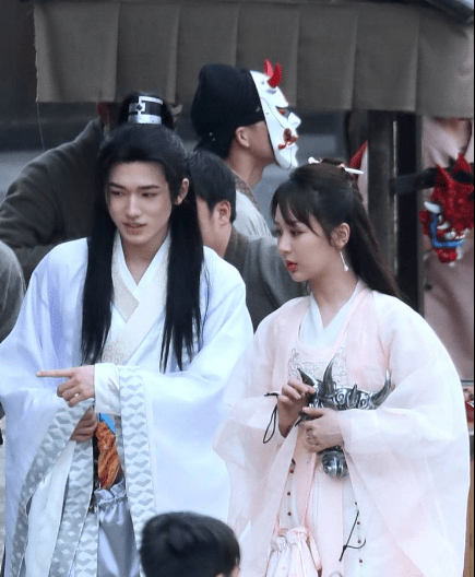 原创杨紫穿和宋亚轩逛街路透曝光一身粉色纱裙梦回锦觅爱了