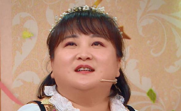 原创贾玲也有站姐未修机场照生图曝光全身浑圆胖到没脖子