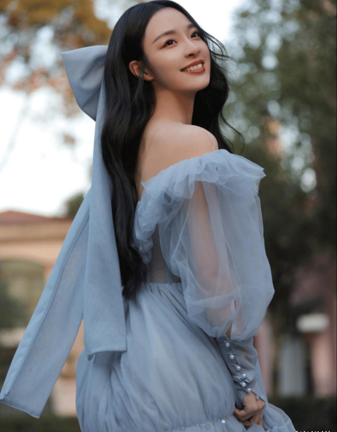 李莎旻子真是个宝藏女孩穿蓝色纱裙配蝴蝶结发饰甜美又迷人