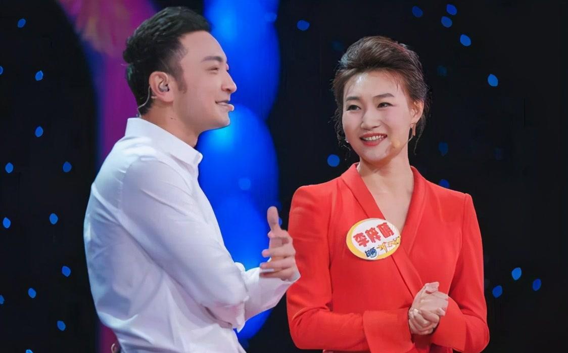 上的表现完全相反,在电视,她一直都是端庄,严肃的,但在《开门大吉》的