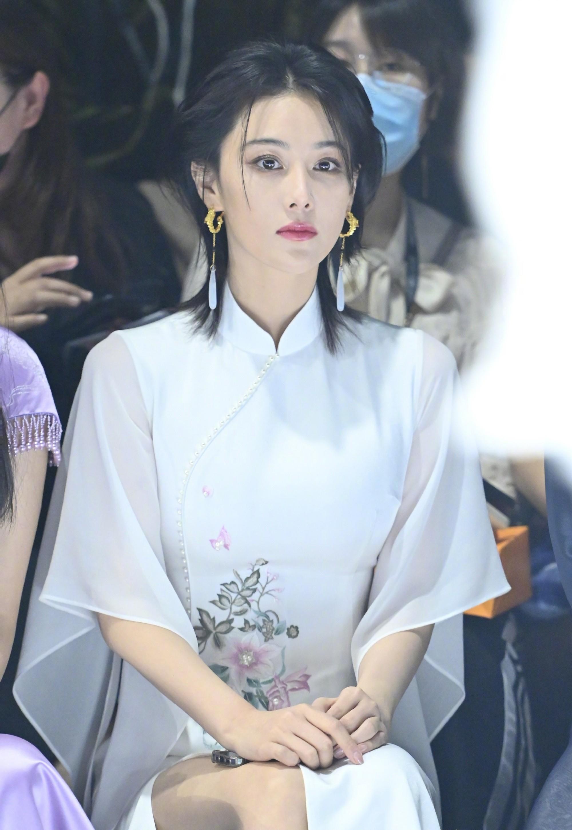 张馨予穿旗袍素雅秀美,妩媚动人惊艳全场,让你看到中华服饰的美