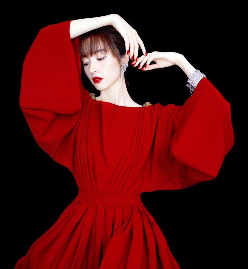 原创胡冰卿钢圈拼接麻花辫雷人白边旗袍裙个性又显身材时髦又吸睛